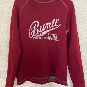 Stickad tröja Nudie - Herrtröja från Nudie. Stickad i ullblandning. Storlek medium. Använd men i fint skick. 