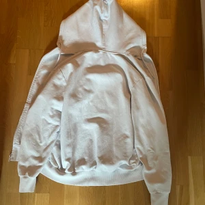 Vitt Hoodie  - Fick den i prisent men passar ej mig den är i ”S” passar samt för ”M” pris kan diskuteras vid snab afär 
