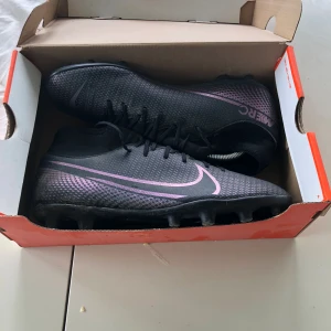 Fotbolls skor nike  - Hej jag säljer mina nya fotbolls skor. Dom är knappt använda, dom e i 10/10 skick och dom blir tvättade innan skickade. Nypris 1000+