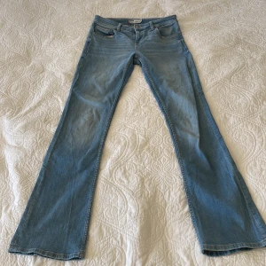 Jeans - Såå snygga lågmidjade jeans men tycker dem är på gränsen till för korta på mig som är 173 lång. 
