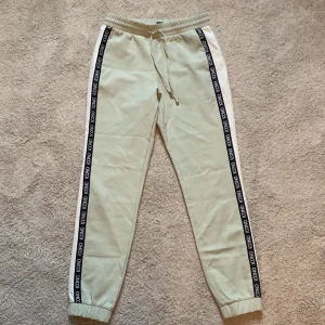 Mint gröna byxor  - Storlek xs från newyorker bra skick 