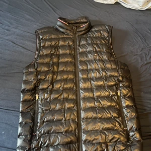 Tommy Hilfiger väst - Säljer min Tommy hilfiger väst 