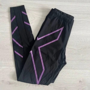 Tights från 2xu - Träningstights från 2xu i lila. Storlek ST. Använd fåtalet gånger så är i fint skick.