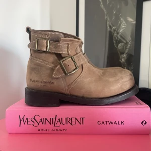 Primeboots  - Säljer mina primeboots i storlek 38 från Raglady✨ Andväna 2/3 gånger men säljer de då de inte kommer till användning länge 🫶🏻 