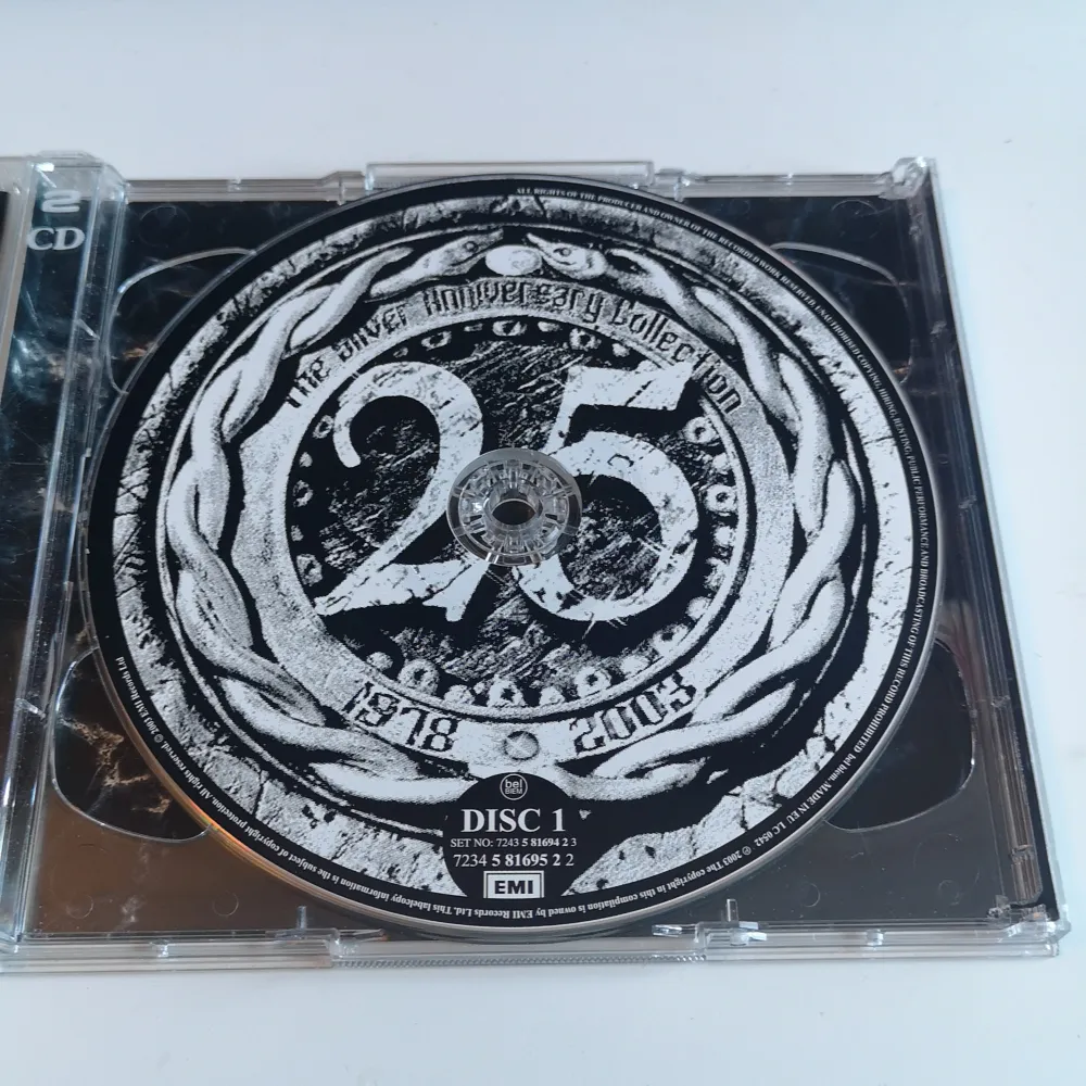 Whitesnake CD-skiva med 2 stycken CD-skivor. Bra skick hör av dig om du är intresserad eller ha nå frågor :) . Övrigt.