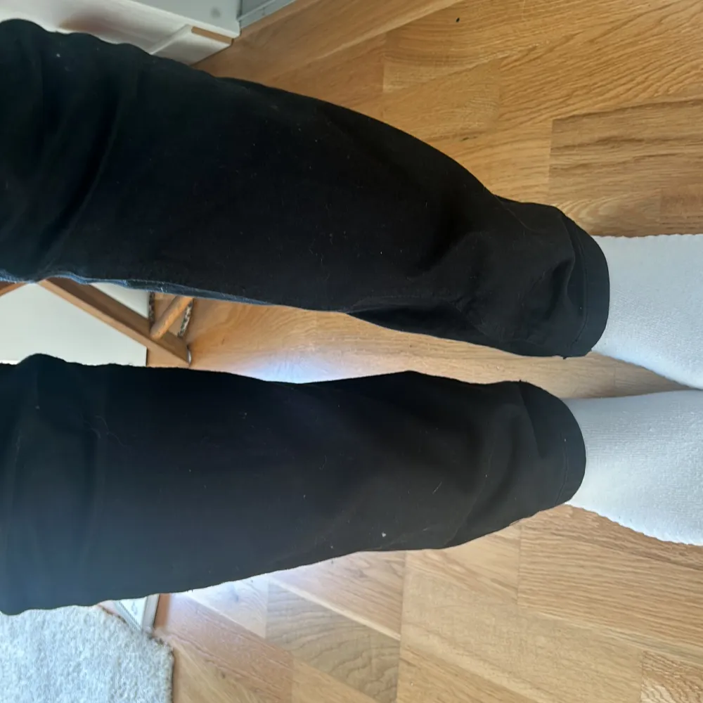 Svarta straight jeans från cellbes. Använda men har inte defekter. Mid waist, raka ben och regular fit. Nypris 499kr mitt pris 200kr. Jeans & Byxor.