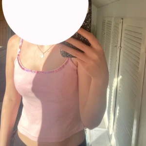 Linne med paljetter - Rosa linne med paljettkant, stretchigt tyg.