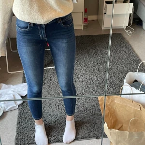 Jeans - Säljer då dom ej används💗 Jag är 166 och har storlek 34 men dom här är i storlek 146💕perfekta billiga byxor