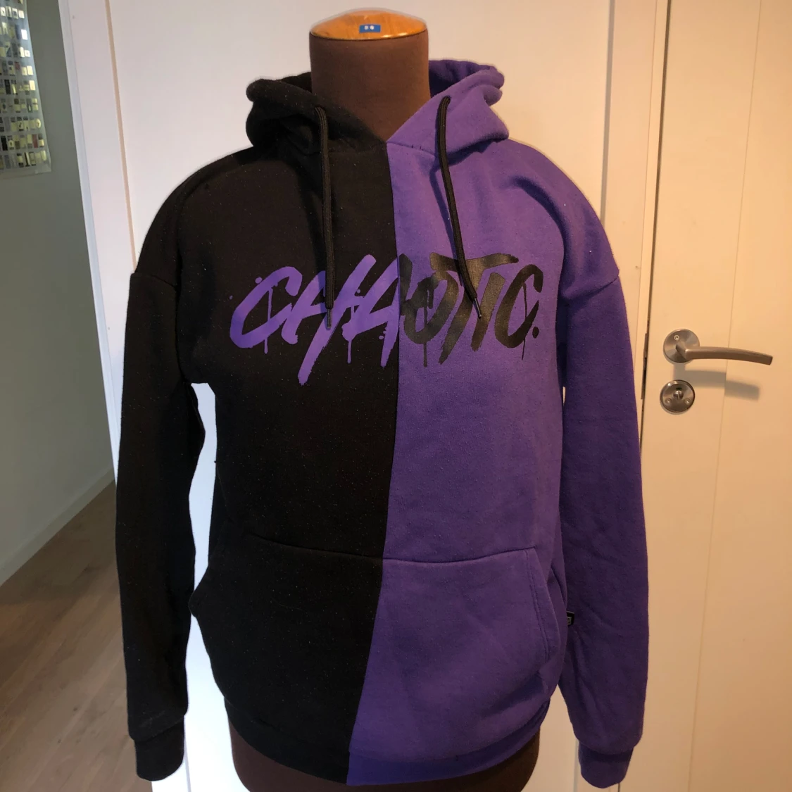 ’Chaotic’ lila-svart hoodie - 91