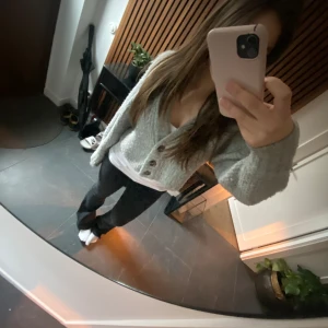 Stickad kofta - Säljer denna mysiga stickade kofta med stora knappar. Den är ungefär till naveln och är lite kortare. Är lite noppig men annars bra skick💖🫶🏻