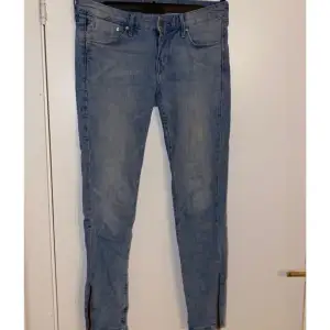 Jeans i storlek 26.
