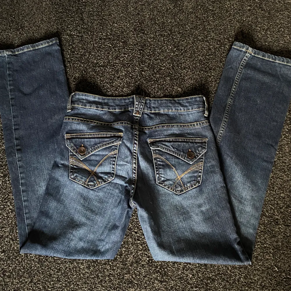 jättesnygga lågmidjade bootcut jeans med snygga fickor från gamla lindex i bra skick men var för långa för mig  midja- 39 cm  innerben - 81 cm . Jeans & Byxor.