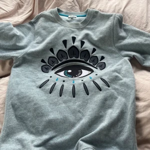 Tjocktröja blå (kenzo) - En blå tjocktröja från märket kenzo. Har använt få gånger och säljer eftersom jag inte använder den längre💕