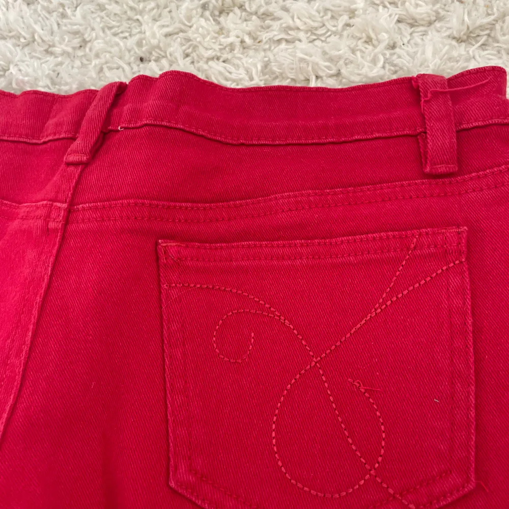 Lågmidjade röda jeansshorts i storlek 8 (motsvarar ca S)!! Midjemåttet är 38 cm tvärsöver. Jag på bilden är 166 cm ❤️❤️. Shorts.