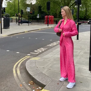 Rosa set - Rosa set från Gina Tricot. Tröjan är S och byxorna XS. Använd en gång