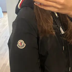 Moncler windbreaker, knappt använd, passar både tjejer och killar! Perfekt nu till våren 🧡