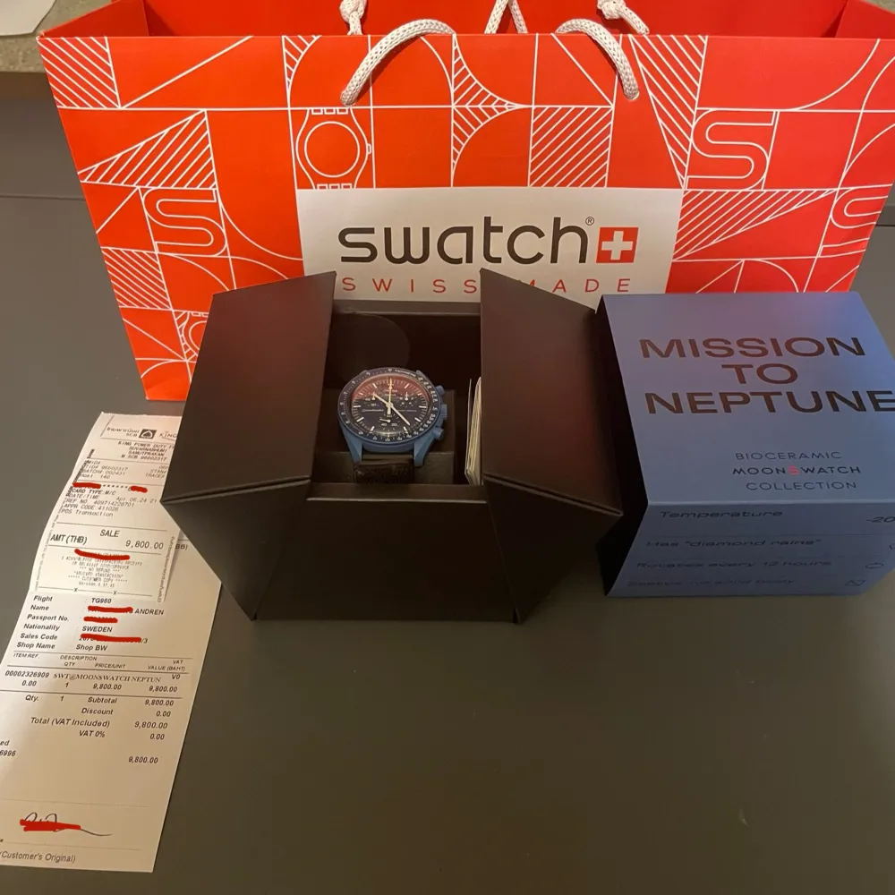 Helt ny Omega x Swatch Moonswatch mission to Neptune. Köpte klockan på en swatch butik i Bangkoks flygplats. Klockan är endast testad på armen. Inga repor eller något annat. Allt som ingick när jag köpte klockan ingår  . Accessoarer.