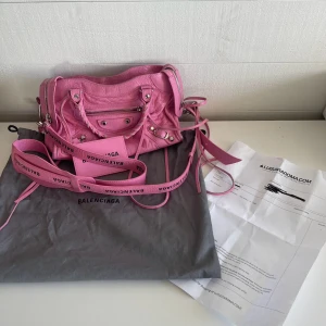 Balenciaga Mini City Bag - Pink - Äkta Rosa Balenciaga mini city bag. Endast använd några gånger och är i väldigt bra skick.  Nypris: 16 000kr. Köpt på Louisaviaroma och kvitto finns. 