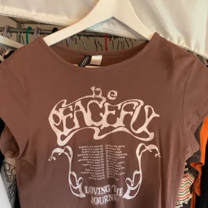 Topp - Kort t-shirt. Lite slitningar i trycket som man kan se på bilden, men annars bra skick.