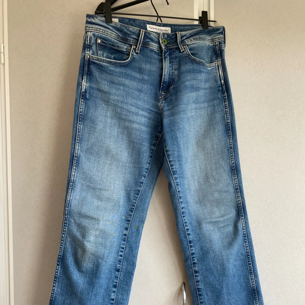 Lågmidjade jeans i rak modell från pepe jeans. Storlek 26.. Jeans & Byxor.