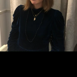 Blå sammetsklänning - Skön blå sammetsklänning i fint skick! 