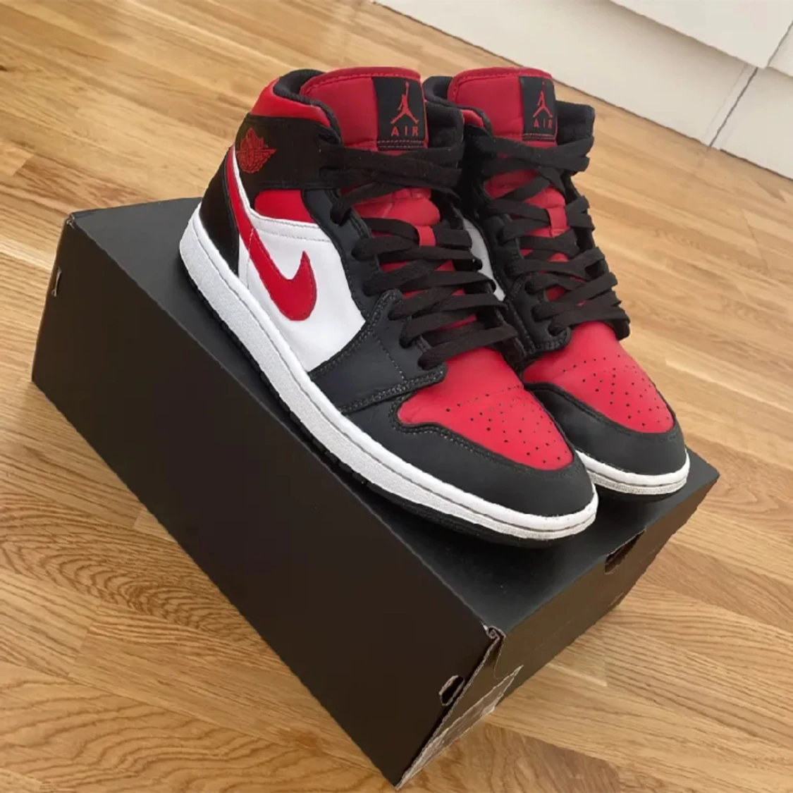 2 par Jordan 1 Mid skor  - 90