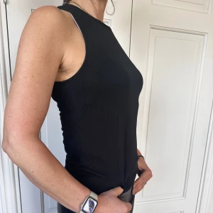 Tanktop Stylein - Ett fint linne från Stylein som säljs år efter år. Passar till både vardag och fest. Ett linne som aldrig går ur tiden. Nypris 800 kr, mycket bra skick.