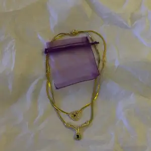 Lila smyckes påse💜2st halsband med lila svart Sten.