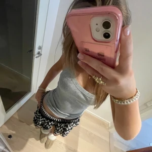 Super söt kjol - Säljer denna super snygga kjolen från Hm, köpt förra året och är i mycket bra skick! Nästan som ny💘💘 