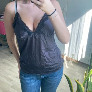 Satin topp - Satintopp köpt från sellpy. Storlek L men passar mig som brukar ha S. I bra skick.