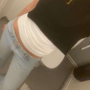 Lågmidjade ljusblå jeans - Ett par jättesöta ljusblå lågmidjade bootcut jeans. Tyvärr för korta på mig som är 175. Första bilden är min. Har sprätt upp dom längst ner och det har tyvärr fått ett jättelitet hål pga det, men inget man tänker på.