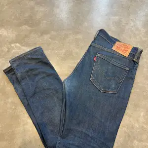 Säljer dessa feta Levis jeans storlek W33 L32 men sitter som 32 i midjan, nästan oanvända, skick 9/10, är öppen för byten och priset kan diskuteras😃
