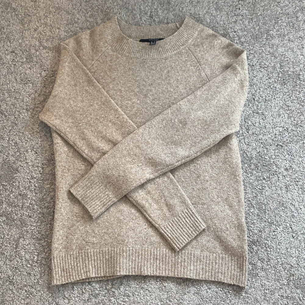 Säljer den här jättefina stickade tröjan från Vero Moda! Perfekt tröja till hösten i både material och färg🍁. Helt oanvänd, felköp❤️ . Tröjor & Koftor.
