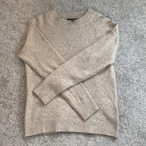 Säljer den här jättefina stickade tröjan från Vero Moda! Perfekt tröja till hösten i både material och färg🍁. Helt oanvänd, felköp❤️