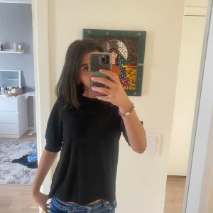 T-shirt - As snygg t-shirt passar till sommaren som kommer, jättevacker inte använd alls. Lite puffiga vid armarna eller mer så som man ser på bilden🥰🥰