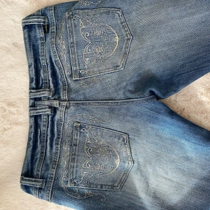 Lågmidjade jeans - Säljer dessa snygga jeans för de tyvärr är för stora för mig. Passar storlek 38.