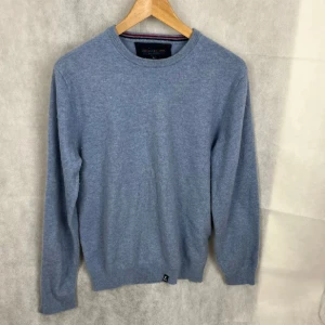 100% Kashmir Tröja - Säljer denna oerhört sköna tröja till ett riktigt bra pris🤩