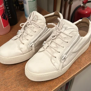 Guseppe Zanotti skor  - Intressekoll på mina vita Zanottis köpta från deras hemsida. Allt og finns och digitalt kvitto hör av dig för fler bilder vid intresse!