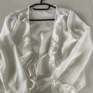 Blus - Vit blus oanvänd. Jättefin men för liten på mig 🌸🌷 strl 34.