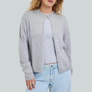 Långärmad cardigan - Nästintill oanvänd kofta från bikbok i storlek S, koftan besitter inga defekter och är i princip helt ny! Nypris är 399 kr 🌸  Priset kan förhandlas 😊