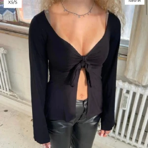 Topp med knutdetalj - Blus/topp med knytdetalj från design by si. Använd 3 gånger i somras 💕