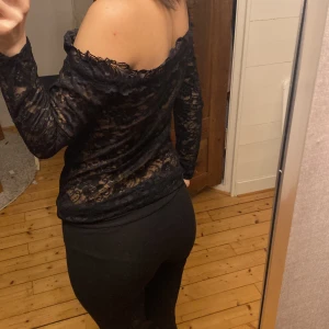 Spets tröja  - Tröja med spets, står it vart den är ifrån eller vilken stolek men det är XS och den passar också om man har stolek S 