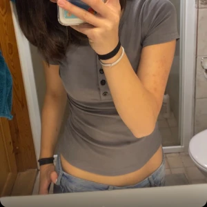 T-shirt  - Så gullig Top med knappar 