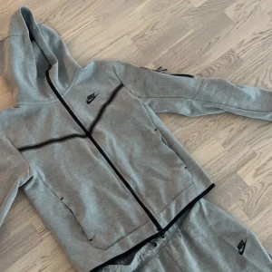 Nike Tech fleece grå - Nike techfleece grå tracksuit Zip hoodie size S passar även M Byxor M  Tröja 300kr Byxor 300kr Båda 500kr