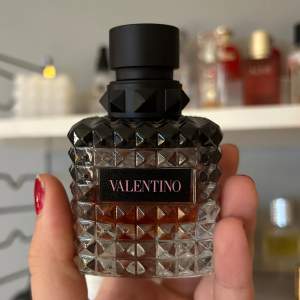 Valentinos Donna born in Roma intense, 50 ml, cirka halva kvar, se bild!  Superfin doft av vanilj och jasmin bland annat, håller superlänge på både kropp och kläder dessutom! 💞