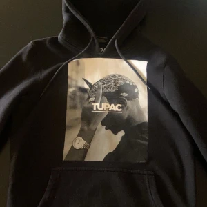 2pac hoddie - 2pac hoddie i väldigt bra skick och inte använd mycket. Passar mig som är 172 lång och har storlek S. Köpt för 500 kr 