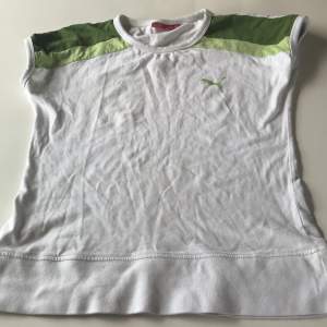 En snygg vit och grön puma tröja. Små fläckar från tuschpenna (se på sista bilden). 