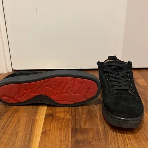 Louboutin skor  - Ett par  skor som jag använde i 1 månad och vill sälja på grund av att jag inte använder den och den är liten
