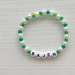 Bajen armband 💚🤍  - Nu går det att beställa dessa Bajen armband! De är handgjorda av oss med elastisk tråd och är därför justerbara. Man kan själv bestämma vad för text/namn det ska vara och hur armbandet ska se ut!