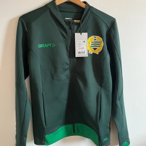 Zip-tröja Hammarby - Hammarby zip-tröja i storlek M. Nypris 1 300, säljer för 650, priset kan sänkas vid snabb affär 💕Säljer den åt min pojkvän som trodde det var herrstorlek. Skriv för fler bilder eller vid frågor! 💓